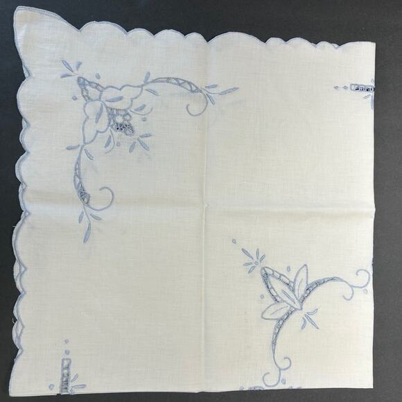 Vintage Embroidered Table Cover Square 30x30 and Matching Napkins Square 10x10 - Picture 3 of 13